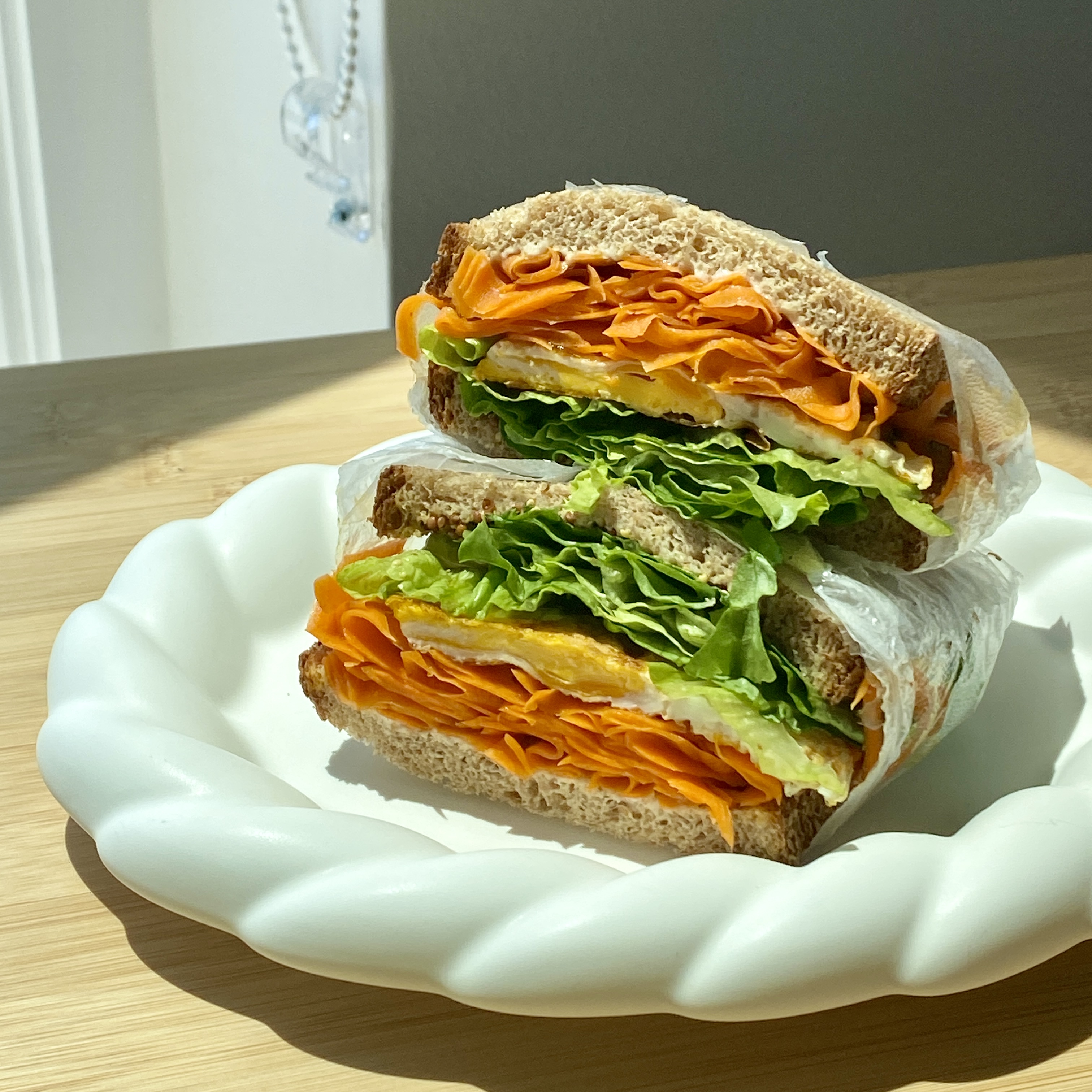 healthy carrot salad sandwich (carottes râpées)